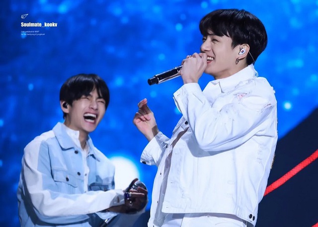 BTS, V đá trái bóng vào mặt Jungkook, BTS Jungkook, BTS V, V đá bóng trúng mặt Jungkook, Jungkook trả đũa V, tình bạn giữa V và Jungkook, quan hệ của các thành viên bts