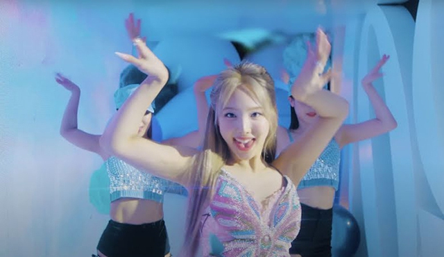 Twice, Nayeon, Nayeon Twice mặc khăn tắm trong MV POP, IM NAYEON, Tin twice