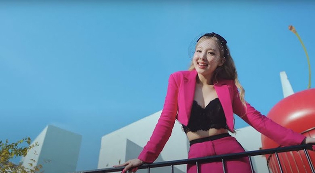 Twice, Nayeon, Nayeon Twice mặc khăn tắm trong MV POP, IM NAYEON, Tin twice