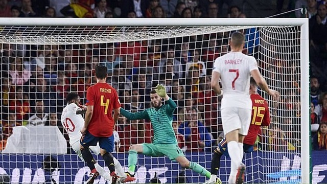 Sterling lập cú đúp vào lưới Tây Ban Nha: Ngày càng đáng sợ, đá hiệu quả hơn