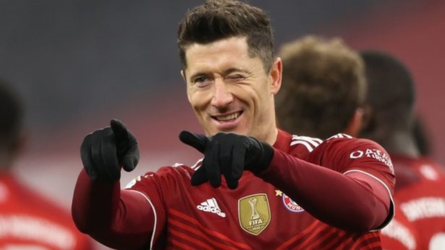 Lewandowski san bằng kỷ lục ghi bàn của Ronaldo