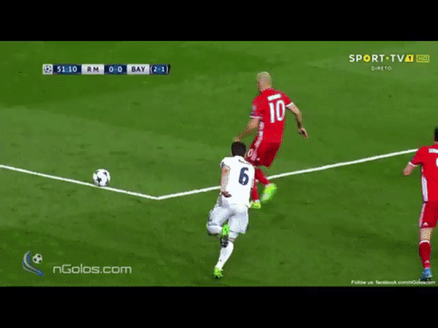 Casemiro phạm lỗi với Robben