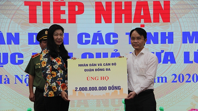 Hà Nội tiếp nhận hơn 22 tỷ đồng và hàng hóa ủng hộ miền Trung 