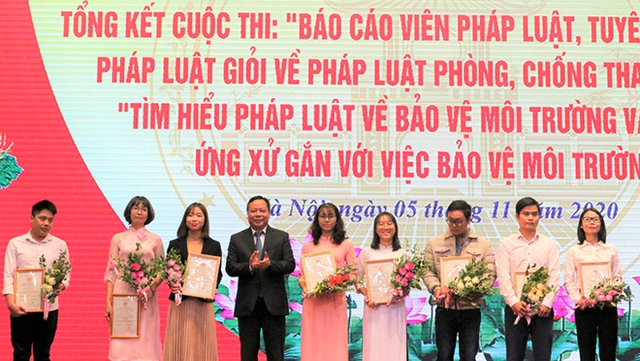 Hà Nội hưởng ứng Ngày Pháp luật Việt Nam