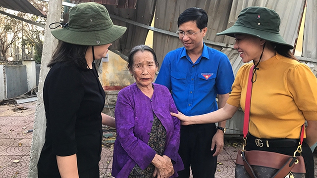 'Bà trùm Hoa hậu' Phạm Kim Dung cùng dàn hậu trao 20 triệu đồng cho mỗi hộ dân bị sập nhà ở Quảng Ngãi