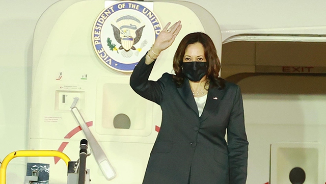 Phó Tổng thống Hoa Kỳ Kamala Harris đến Hà Nội, bắt đầu chuyến thăm Việt Nam
