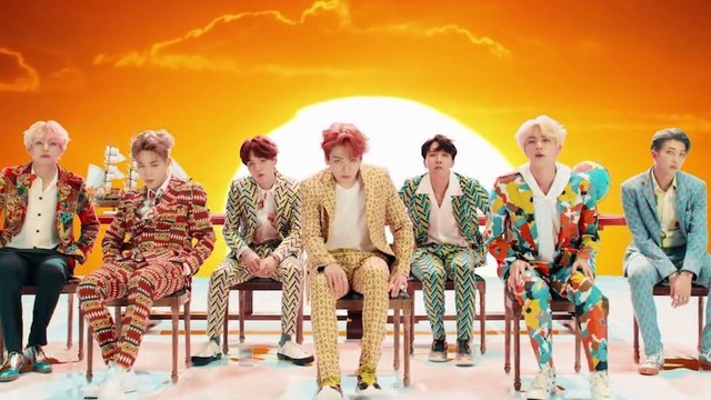 Những khoảnh khắc đẹp đến nao lòng trong MV đạt 80 triệu lượt xem 'IDOL' của BTS