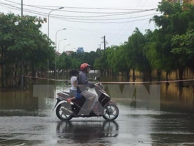 Khu vực từ Đà Nẵng trở vào có mưa rào và dông, cần đề phòng lốc, sét