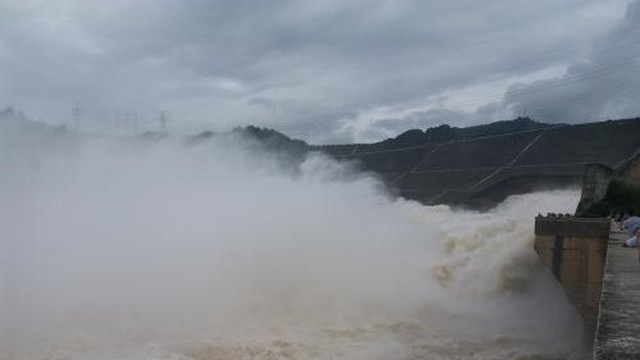 20 giờ ngày 17/8, đóng 1 cửa xả đáy hồ Thủy điện Hòa Bình
