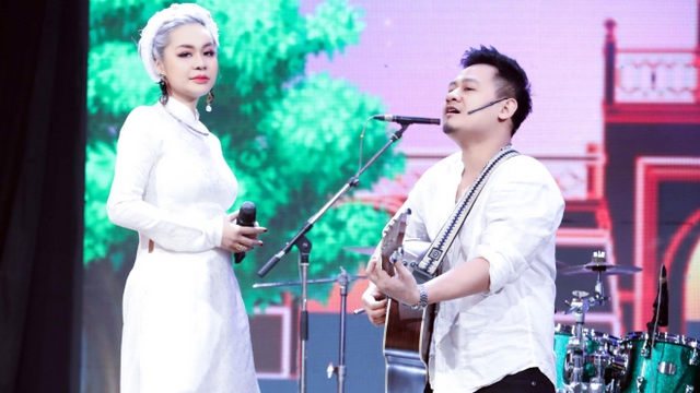 'Yêu nữ' Vũ Hạnh Nguyên để tóc trắng, mặc áo dài hát live 'Em trong mắt tôi' với Nguyễn Đức Cường