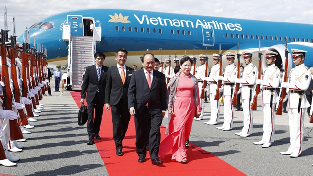 Thủ tướng Nguyễn Xuân Phúc tới Tokyo, bắt đầu thăm chính thức Nhật Bản 