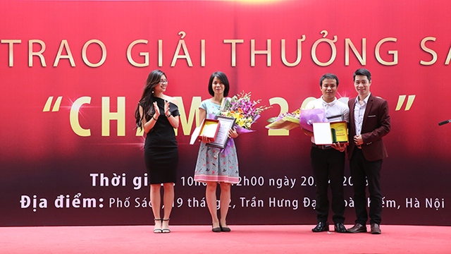 Trao Giải thưởng Sách Chạm lần 1 năm 2018: 100 triệu đồng cho 'Ông giáo làng' Nguyễn Thế Vinh 