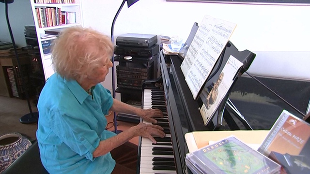 VIDEO: Cụ bà 103 tuổi chơi piano được tròn 1 thế kỷ