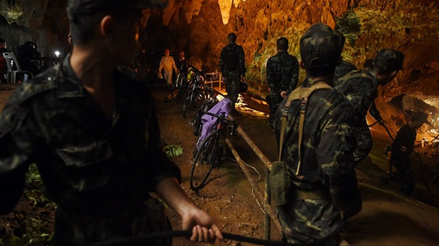 Thái Lan: Nhóm cứu hộ chỉ còn cách đội bóng mắc kẹt trong hang 2km