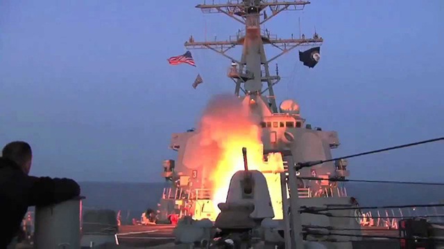 VIDEO: Nga báo động chiến hạm Mỹ chở 28 quả Tomahawk chuẩn bị tấn công Syria
