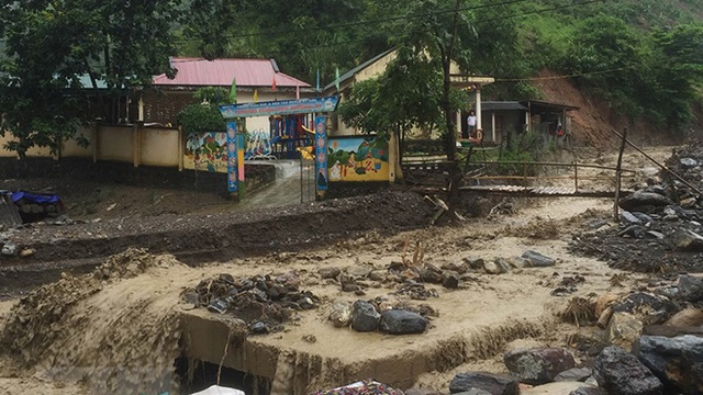 Chùm ảnh: Huyện miền núi Kỳ Sơn, tỉnh Nghệ An ngập lụt nghiêm trọng