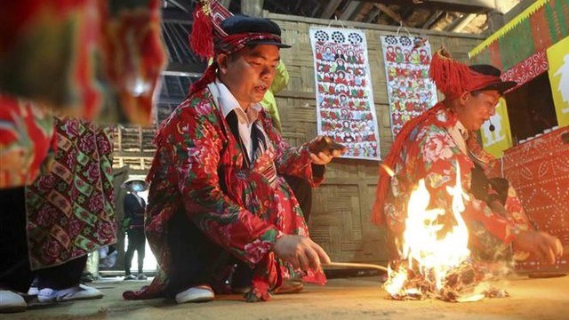 Hai bài văn khấn lễ hóa vàng, tạ năm mới từ mùng 3-10 Tết Nhâm Dần chuẩn nhất