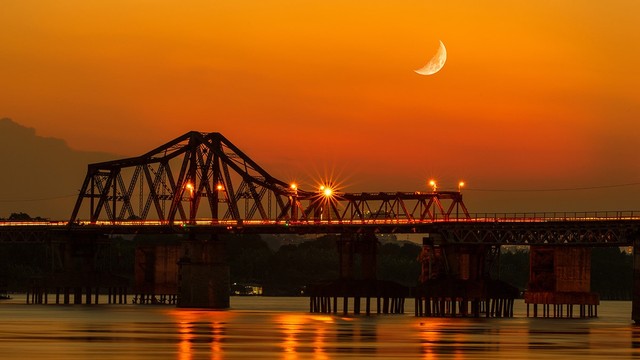 Vẻ đẹp cầu Long Biên 'bay về phía mặt trời'