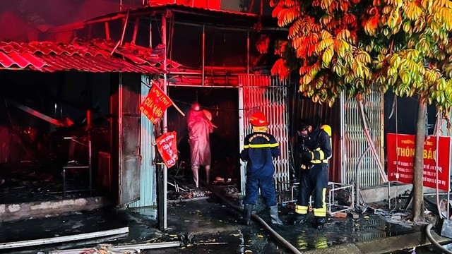 Nhanh chóng dập tắt đám cháy tại quận Hoàng Mai, Hà Nội