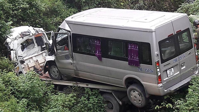 Hòa Bình: Xe cứu hộ mất lái lao xuống vực làm 2 người tử vong