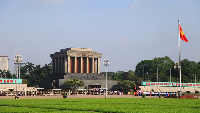 Kỷ niệm 129 năm Ngày sinh Chủ tịch Hồ Chí Minh: Hơn 10 nghìn lượt người vào Lăng viếng Bác