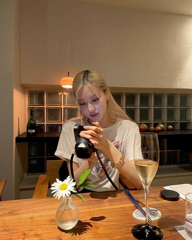 Blackpink, Rosé, thời trang Blackpink, Blackpink 2021, Rosé Instagram, thời trang Rosé Blackpink, Rosé cháy hàng, Rosé ảnh đẹp, Rosé cún cưng, Rosé Blackpink