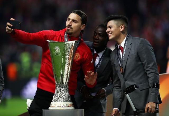 Ibrahimovic đến sân bằng xe điện, nhí nhảnh 'cướp show' chiến thắng của Man United