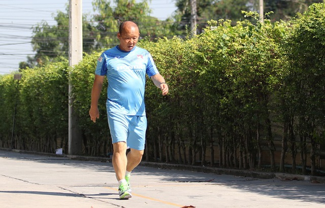 Xem thầy Park mệt bở hơi tai khi chạy bộ cùng các học trò U23 Việt Nam