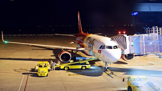 Máy bay Vietjet Air bong ốp cánh khi hạ cánh xuống sân bay Cát Bi
