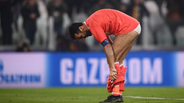 Buffon vô tư tụt quần ném lên khán đài, mặc quần lót trên sân