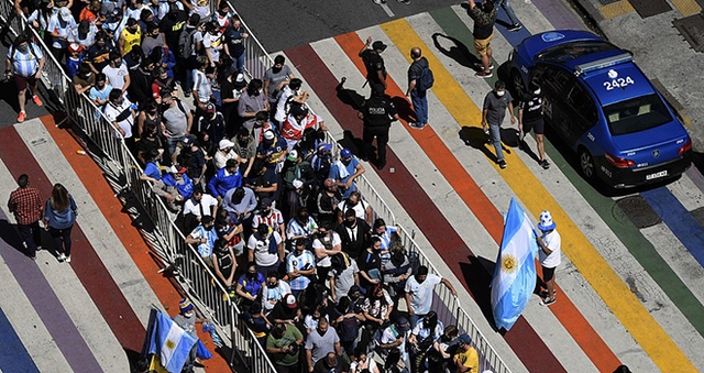 Maradona, Đám tang Maradona, tang lễ Maradona, Diego Maradona qua đời, Maradona chết, bóng đá Argentina, CĐV ẩu đả với cảnh sát, tin tức bóng đá hôm nay