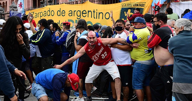 Maradona, Đám tang Maradona, tang lễ Maradona, Diego Maradona qua đời, Maradona chết, bóng đá Argentina, CĐV ẩu đả với cảnh sát, tin tức bóng đá hôm nay