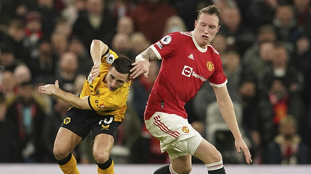 Sau đúng 2 năm, Phil Jones tái xuất trong ngày MU bại trận