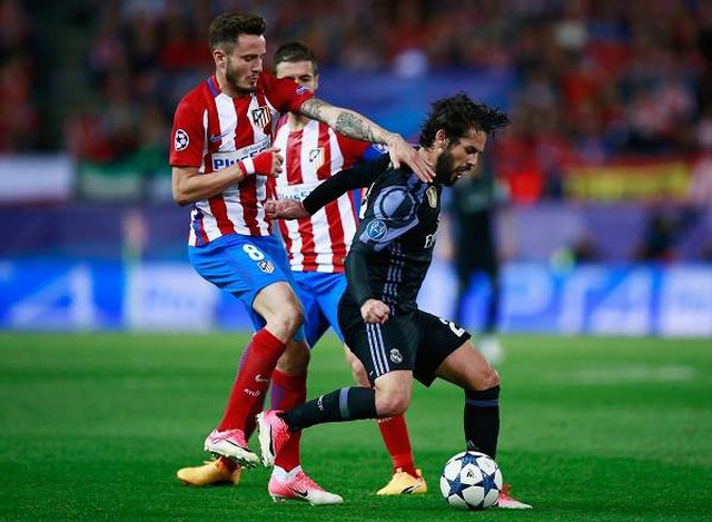 Isco trong vòng vây của các cầu thủ Atletico Madrid