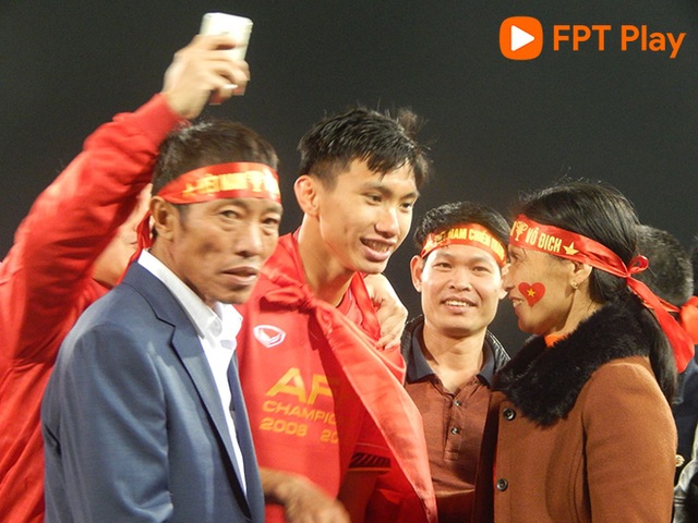 Văn Hậu chung vui cùng bố mẹ sau khi cùng tuyển Việt Nam lên ngôi vô địch AFF Cup