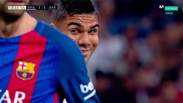 Tại sao Casemiro lại cười đầy bí hiểm với Pique?