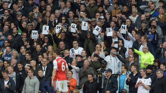 Fan Tottenham thảm thiết kêu gào Wenger... ở lại Arsenal