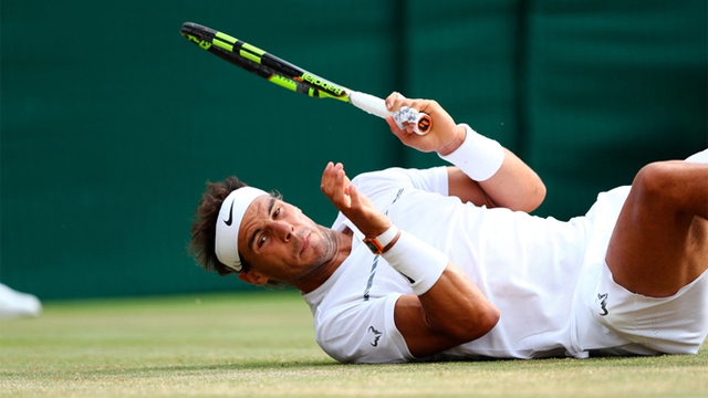 Nadal bị ‘ném đá tơi tả’ vì hành động khó coi ở Wimbledon