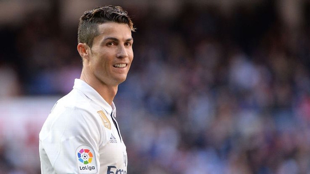 Ronaldo đòi tăng lương để cạnh tranh với Messi