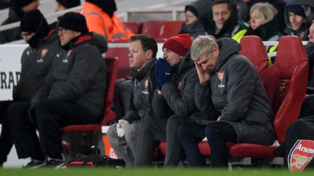 Wenger: ‘Arsenal không được chia rẽ’, Guardiola: ‘Thắng 5 trận nữa là Man City vô địch’