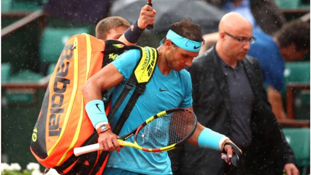 Nadal gặp khó ở Tứ kết Roland Garros, trời lại đổ mưa giải cứu, hoãn trận đấu
