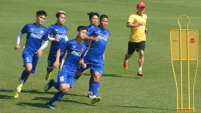 Tuyển Việt Nam rèn thể lực, Xuân Trường nói gì về khẩu hiệu AFF Cup 2018?