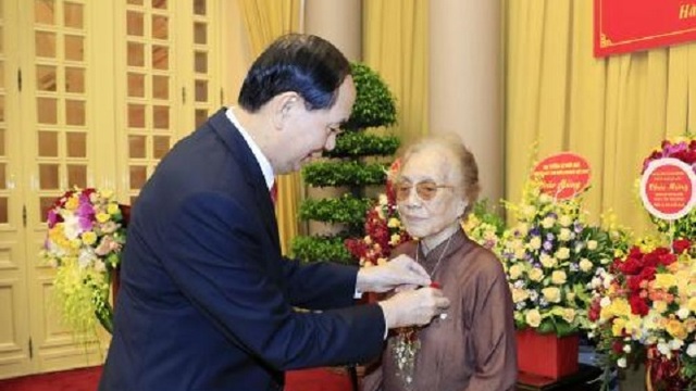 Trao huy hiệu 70 năm tuổi Đảng cho nguyên Phó Chủ tịch nước Nguyễn Thị Bình