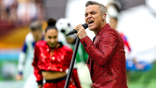 Dù có quan hệ với giới chính trị, Robbie Williams có thể phải vào tù vì hành vi tục tĩu ở World Cup