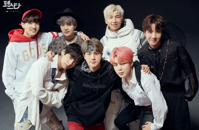 V BTS, V BTS rất trong sáng, V BTS á ố vì sự gợi cảm của một nữ thần tượng, BTS đáng được phong vương, V là người hai mặt, V phản ứng trung thực, V ngắm nghía Hwasa