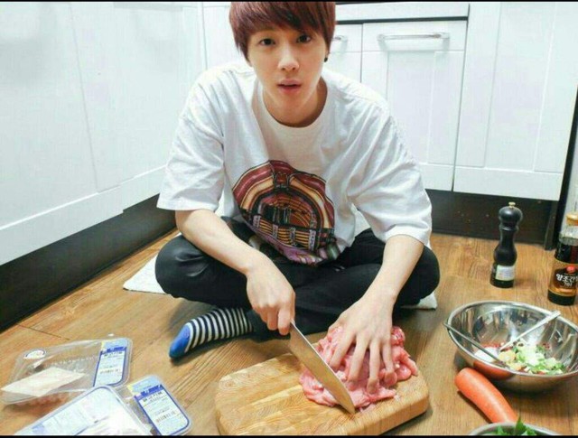 Jin BTS, Chi tiết nhạy cảm của Jin BTS, Jin BTS ngượng chín mặt vì bị ARMY soi, series Eat Jin, tật xấu của Jin BTS, những bí mật của Jin BTS, ARMY soi tật xấu Jin BTS