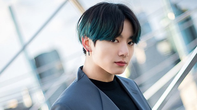 Vô tình va phải BTS, người lạ tim đập chân run khi thấy Jungkook