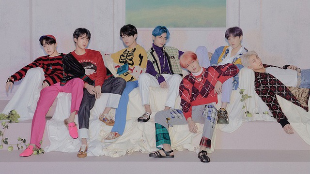 ARMY biểu tình xe tải, yêu cầu BigHit ngừng 'lợi dụng' BTS