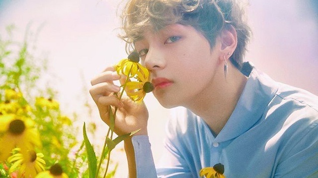 V BTS vô tình đi phòng tranh, lão họa sĩ không bao giờ quên