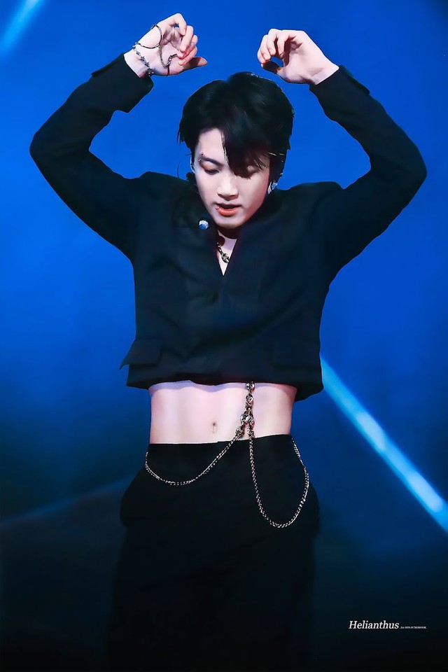 bts, jungkook, jungkook body, jungkook khoe eo thon, jungkook eo thon các chị em phải gờm, jungkook hot body, jungkook abs, jungkook cơ bắp, jungkook belly, jungkook sexy